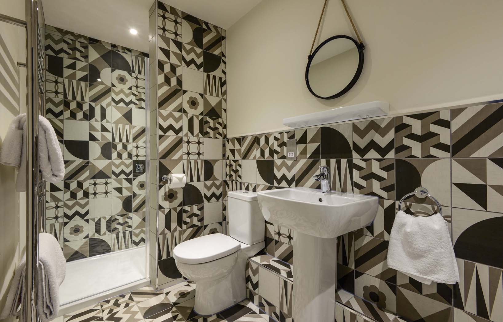 Watery Coombe - Romantic room with ensuite shower room adorned with black and white tiles